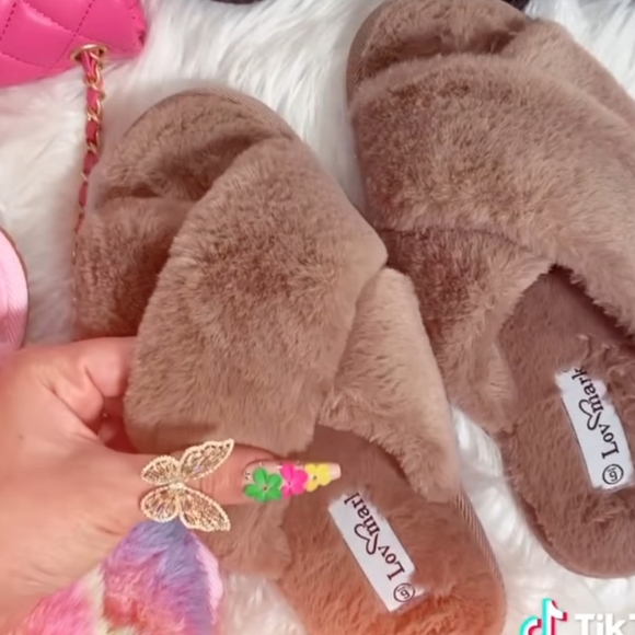 Fluffy criss cross tan Slides - Picture 4 of 7